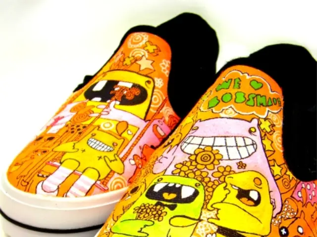 Advanced Athletic Footwear Integrating Health Monitoring Technology