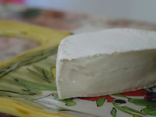 Exploring Different Types of Blue Cheese: Benefits, Drawbacks, and Additional Information