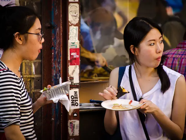 Hunger and weight gain during menstruation: What causes these effects?