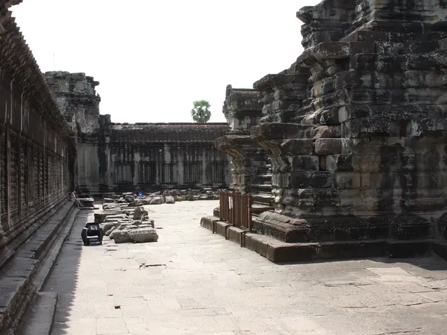 In the picture I can see the constructions made with rocks. I can see the rocks on the floor and...