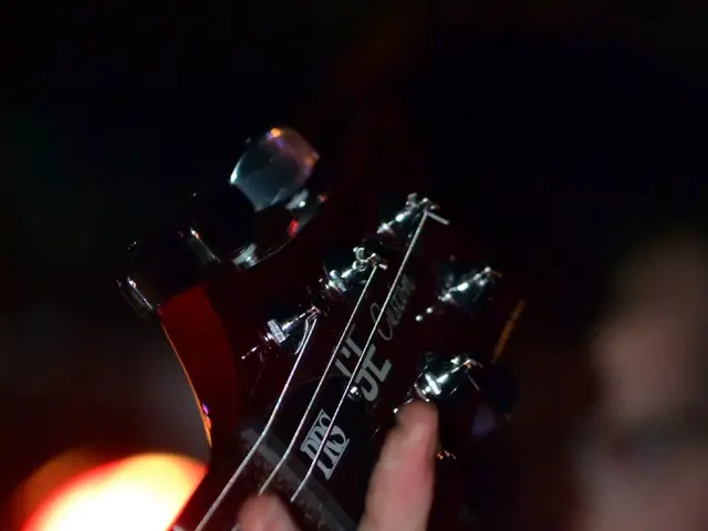 In this picture there is a side of the guitar.